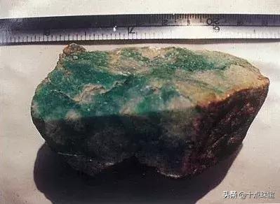 关于翡翠原石皮壳的绺裂的信息-第6张图片-翡翠网 关于翡翠原石皮壳的绺裂的信息-第6张图片-翡翠网