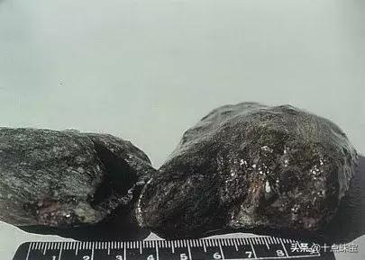 关于翡翠原石皮壳的绺裂的信息-第17张图片-翡翠网 关于翡翠原石皮壳的绺裂的信息-第17张图片-翡翠网