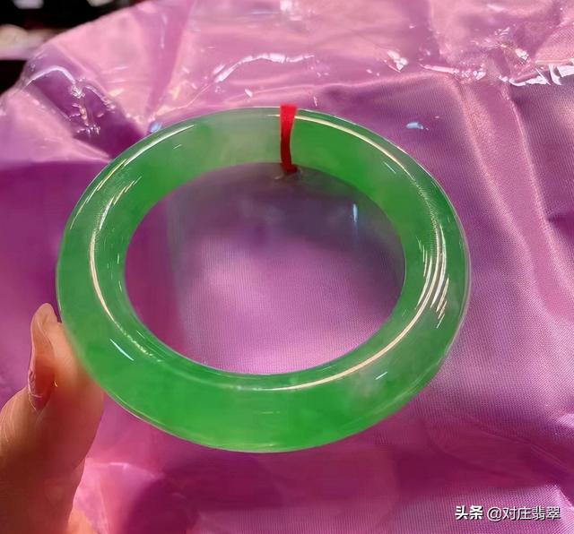 关于淡苹果绿翡翠手镯图片的信息-第5张图片-翡翠网 关于淡苹果绿翡翠手镯图片的信息-第5张图片-翡翠网