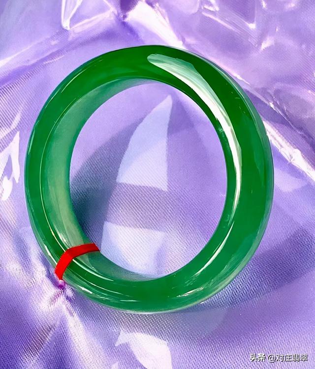 关于淡苹果绿翡翠手镯图片的信息-第6张图片-翡翠网 关于淡苹果绿翡翠手镯图片的信息-第6张图片-翡翠网