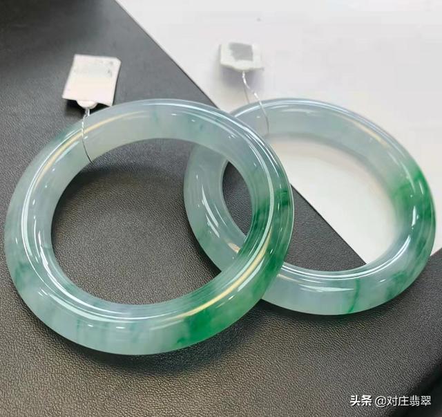 关于淡苹果绿翡翠手镯图片的信息-第11张图片-翡翠网 关于淡苹果绿翡翠手镯图片的信息-第11张图片-翡翠网