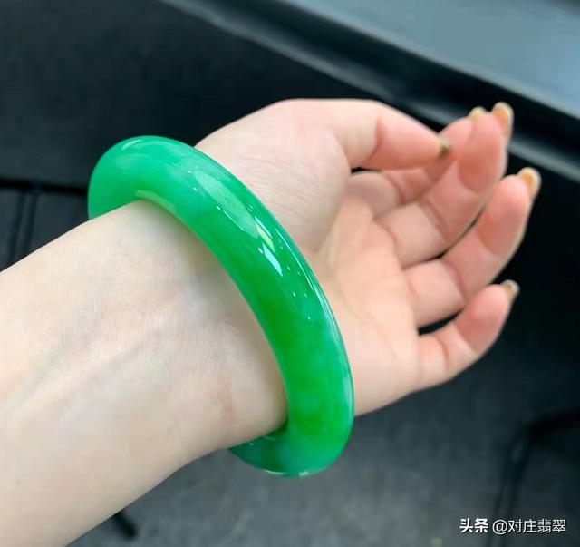 关于淡苹果绿翡翠手镯图片的信息-第14张图片-翡翠网 关于淡苹果绿翡翠手镯图片的信息-第14张图片-翡翠网