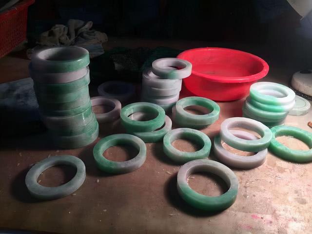 缅甸半明料翡翠原石的简单介绍-第12张图片-翡翠网