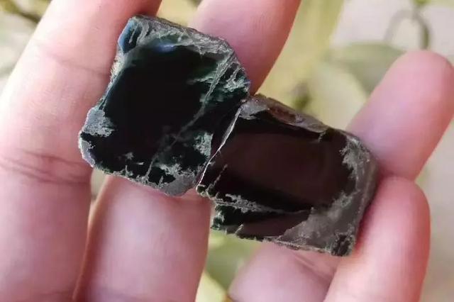 翡翠戒面原石切割视频翡翠原石叫什么-第2张图片-翡翠网 翡翠戒面原石切割视频翡翠原石叫什么-第2张图片-翡翠网