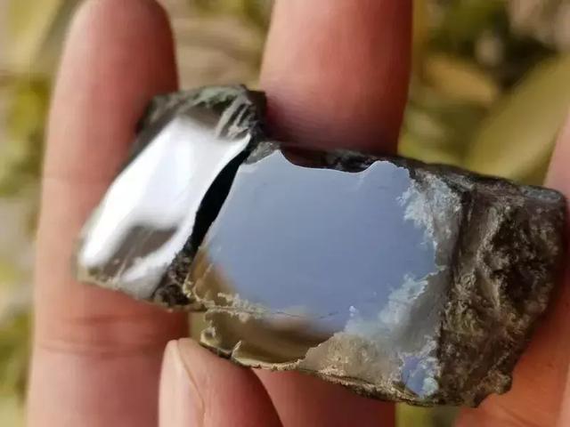 翡翠戒面原石切割视频翡翠原石叫什么-第3张图片-翡翠网 翡翠戒面原石切割视频翡翠原石叫什么-第3张图片-翡翠网