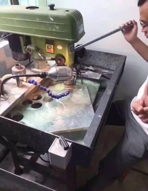 翡翠原石惊艳全场的简单介绍-第4张图片-翡翠网 翡翠原石惊艳全场的简单介绍-第4张图片-翡翠网