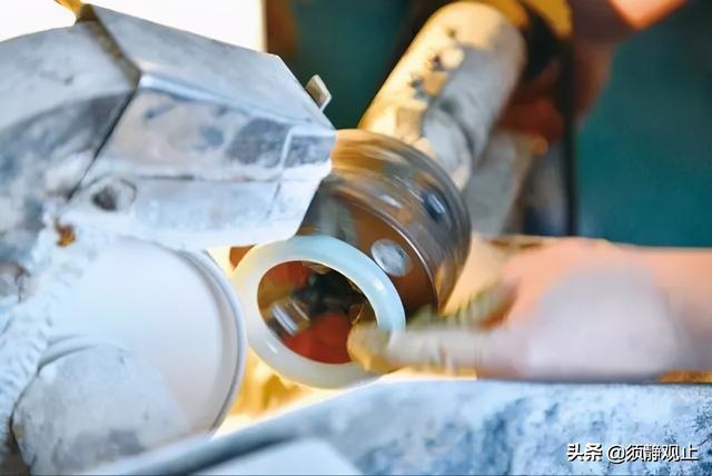 翡翠加工手镯视频原石翡翠手镯-第11张图片-翡翠网 翡翠加工手镯视频原石翡翠手镯-第11张图片-翡翠网