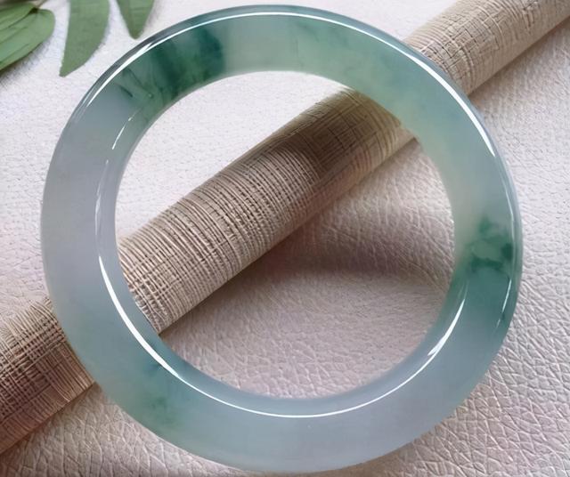 翡翠手镯的寓意翡翠手鐲知识详细介绍-第17张图片-翡翠网 翡翠手镯的寓意翡翠手鐲知识详细介绍-第17张图片-翡翠网