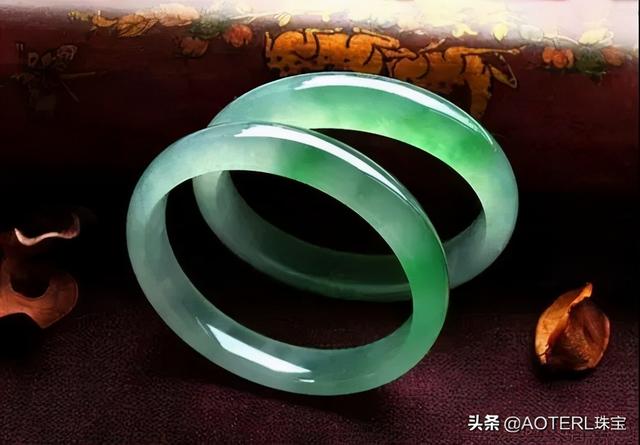 刚买的翡翠手镯保养方法的简单介绍-第3张图片-翡翠网 刚买的翡翠手镯保养方法的简单介绍-第3张图片-翡翠网
