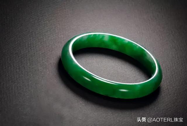 刚买的翡翠手镯保养方法的简单介绍-第4张图片-翡翠网 刚买的翡翠手镯保养方法的简单介绍-第4张图片-翡翠网