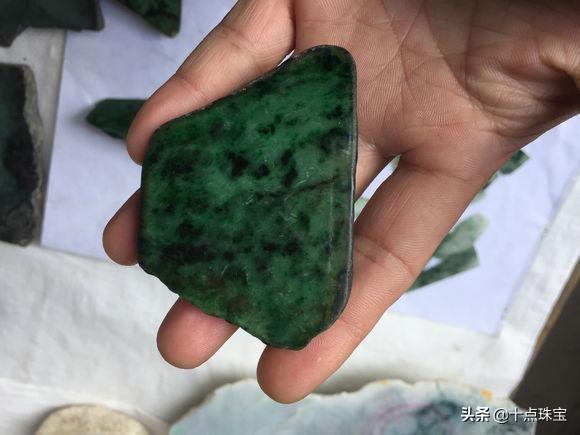 关于翡翠原石皮壳上的藓的信息-第5张图片-翡翠网 关于翡翠原石皮壳上的藓的信息-第5张图片-翡翠网