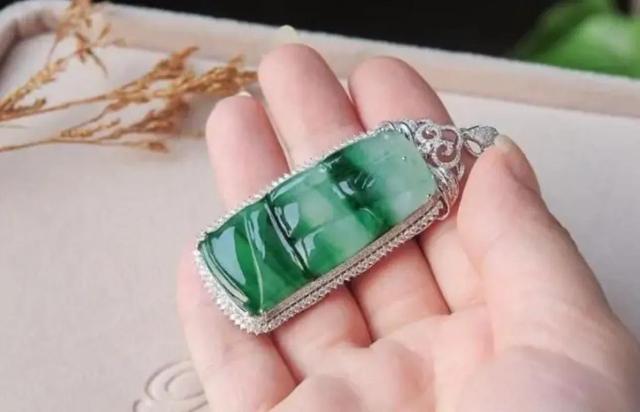 色花料翡翠原石翡翠冰晴与色料的区别-第6张图片-翡翠网 色花料翡翠原石翡翠冰晴与色料的区别-第6张图片-翡翠网