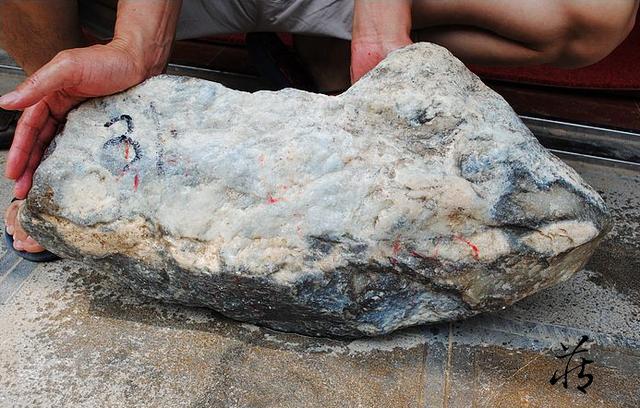 纯黑皮翡翠原石最能出什么色的简单介绍-第2张图片-翡翠网 纯黑皮翡翠原石最能出什么色的简单介绍-第2张图片-翡翠网