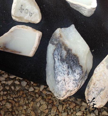 纯黑皮翡翠原石最能出什么色的简单介绍-第5张图片-翡翠网 纯黑皮翡翠原石最能出什么色的简单介绍-第5张图片-翡翠网