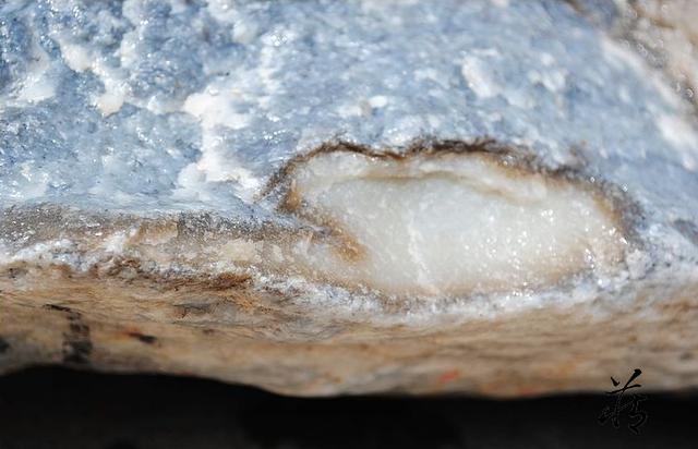 纯黑皮翡翠原石最能出什么色的简单介绍-第6张图片-翡翠网 纯黑皮翡翠原石最能出什么色的简单介绍-第6张图片-翡翠网