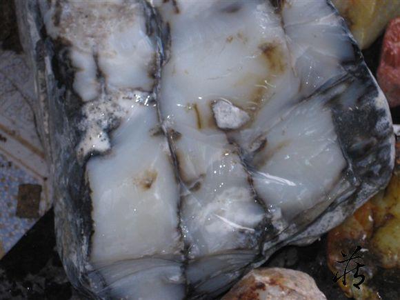 纯黑皮翡翠原石最能出什么色的简单介绍-第8张图片-翡翠网 纯黑皮翡翠原石最能出什么色的简单介绍-第8张图片-翡翠网