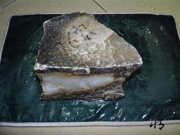 纯黑皮翡翠原石最能出什么色的简单介绍-第13张图片-翡翠网 纯黑皮翡翠原石最能出什么色的简单介绍-第13张图片-翡翠网