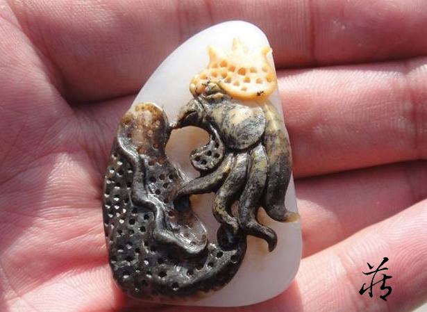 纯黑皮翡翠原石最能出什么色的简单介绍-第16张图片-翡翠网 纯黑皮翡翠原石最能出什么色的简单介绍-第16张图片-翡翠网