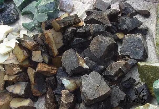 纯黑皮翡翠原石最能出什么色的简单介绍-第17张图片-翡翠网 纯黑皮翡翠原石最能出什么色的简单介绍-第17张图片-翡翠网