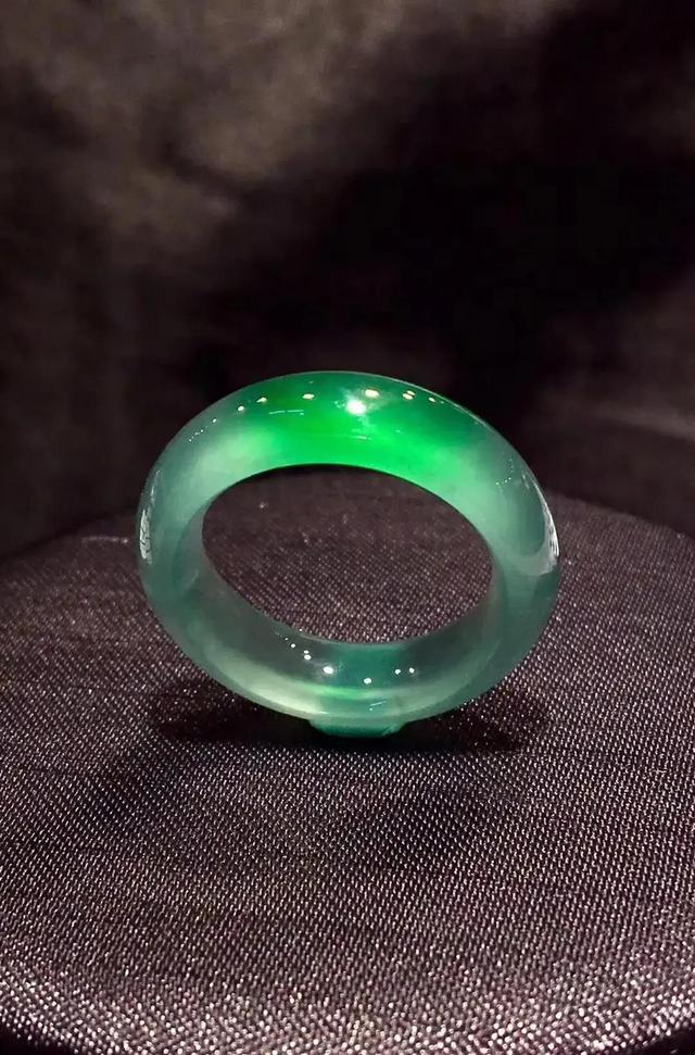 翡翠知识资料,翡翠原石吸水好还是不吸水好-第2张图片-翡翠网 翡翠知识资料,翡翠原石吸水好还是不吸水好-第2张图片-翡翠网