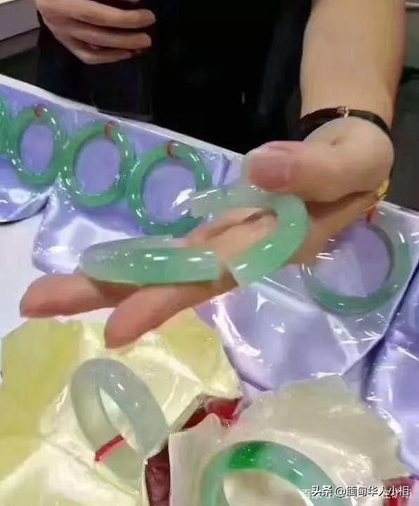 戴玉镯手腕起痱子戴上翡翠手镯之后手痒怎么回事-第2张图片-翡翠网 戴玉镯手腕起痱子戴上翡翠手镯之后手痒怎么回事-第2张图片-翡翠网