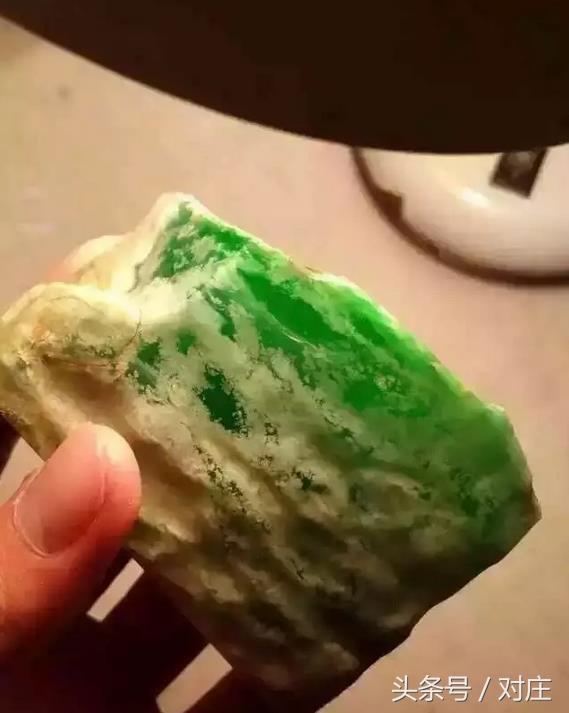 关于翡翠原石废料价格的信息-第6张图片-翡翠网 关于翡翠原石废料价格的信息-第6张图片-翡翠网