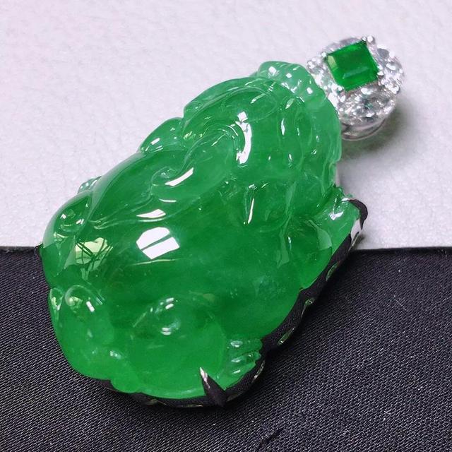 千万不要左手戴银手镯,左手貔貅右手翡翠手镯可以吗-第3张图片-翡翠网 千万不要左手戴银手镯,左手貔貅右手翡翠手镯可以吗-第3张图片-翡翠网