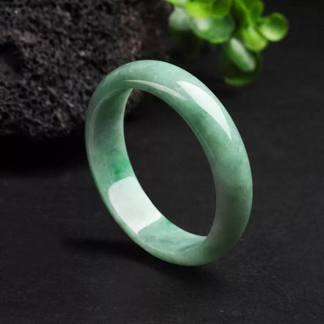 豆青玉手镯图片豆青翡翠的价格-第2张图片-翡翠网 豆青玉手镯图片豆青翡翠的价格-第2张图片-翡翠网