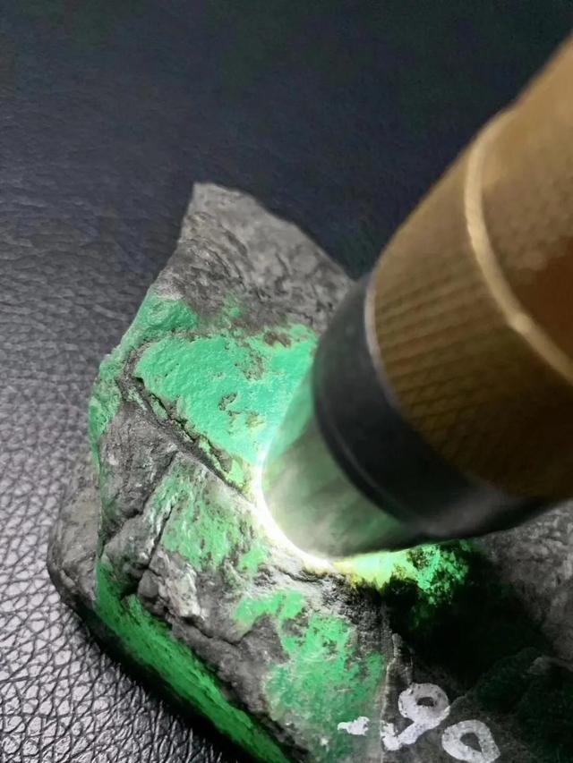 莫西沙白岩砂翡翠原石图片,莫西沙翻沙料的特点-第2张图片-翡翠网 莫西沙白岩砂翡翠原石图片,莫西沙翻沙料的特点-第2张图片-翡翠网