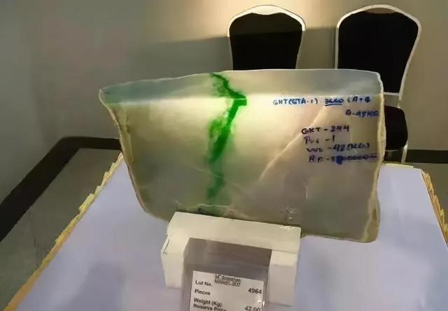 关于原石翡翠色料的信息-第1张图片-翡翠网 关于原石翡翠色料的信息-第1张图片-翡翠网