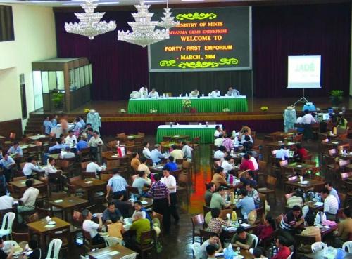 糯种翡翠绿带手镯的简单介绍-第2张图片-翡翠网 糯种翡翠绿带手镯的简单介绍-第2张图片-翡翠网