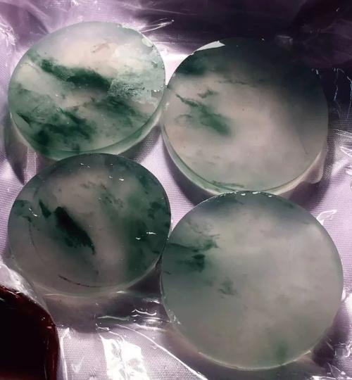 糯种翡翠绿带手镯的简单介绍-第4张图片-翡翠网 糯种翡翠绿带手镯的简单介绍-第4张图片-翡翠网