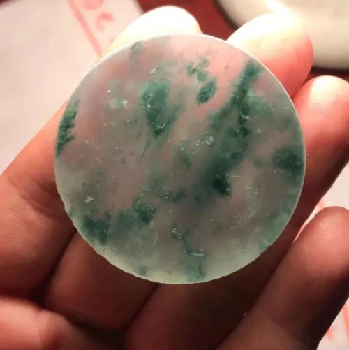 糯种翡翠绿带手镯的简单介绍-第5张图片-翡翠网 糯种翡翠绿带手镯的简单介绍-第5张图片-翡翠网