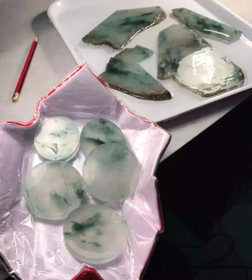 糯种翡翠绿带手镯的简单介绍-第6张图片-翡翠网 糯种翡翠绿带手镯的简单介绍-第6张图片-翡翠网