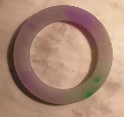 糯种翡翠绿带手镯的简单介绍-第7张图片-翡翠网 糯种翡翠绿带手镯的简单介绍-第7张图片-翡翠网