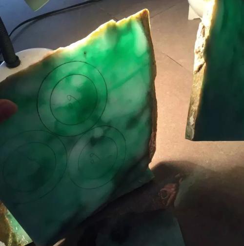 糯种翡翠绿带手镯的简单介绍-第10张图片-翡翠网 糯种翡翠绿带手镯的简单介绍-第10张图片-翡翠网