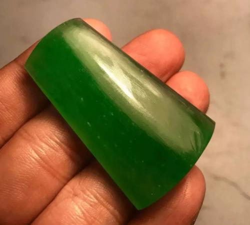 糯种翡翠绿带手镯的简单介绍-第13张图片-翡翠网 糯种翡翠绿带手镯的简单介绍-第13张图片-翡翠网