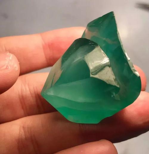 糯种翡翠绿带手镯的简单介绍-第14张图片-翡翠网 糯种翡翠绿带手镯的简单介绍-第14张图片-翡翠网