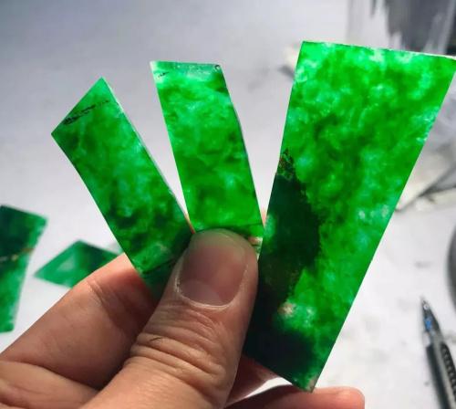 糯种翡翠绿带手镯的简单介绍-第16张图片-翡翠网 糯种翡翠绿带手镯的简单介绍-第16张图片-翡翠网