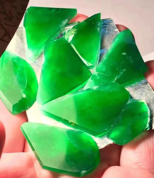 糯种翡翠绿带手镯的简单介绍-第18张图片-翡翠网 糯种翡翠绿带手镯的简单介绍-第18张图片-翡翠网