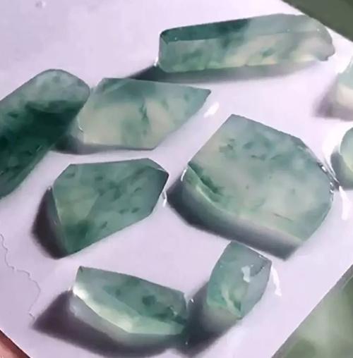 糯种翡翠绿带手镯的简单介绍-第21张图片-翡翠网 糯种翡翠绿带手镯的简单介绍-第21张图片-翡翠网