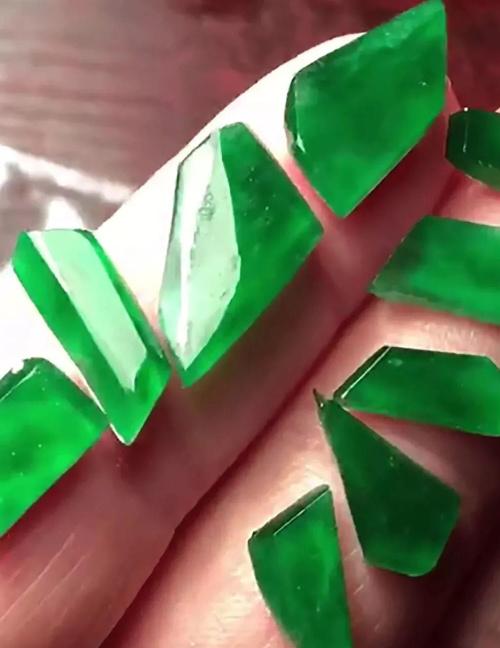 糯种翡翠绿带手镯的简单介绍-第22张图片-翡翠网 糯种翡翠绿带手镯的简单介绍-第22张图片-翡翠网