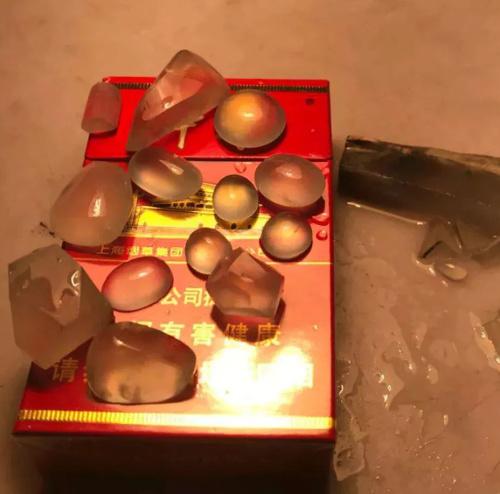 糯种翡翠绿带手镯的简单介绍-第23张图片-翡翠网 糯种翡翠绿带手镯的简单介绍-第23张图片-翡翠网