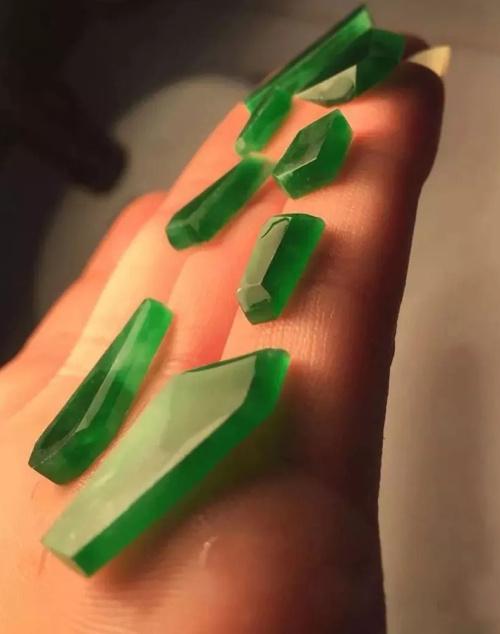 糯种翡翠绿带手镯的简单介绍-第25张图片-翡翠网 糯种翡翠绿带手镯的简单介绍-第25张图片-翡翠网