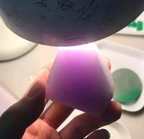 糯种翡翠绿带手镯的简单介绍-第26张图片-翡翠网 糯种翡翠绿带手镯的简单介绍-第26张图片-翡翠网