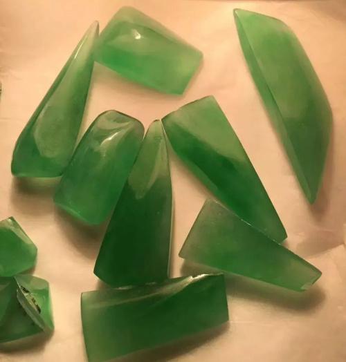 糯种翡翠绿带手镯的简单介绍-第27张图片-翡翠网 糯种翡翠绿带手镯的简单介绍-第27张图片-翡翠网