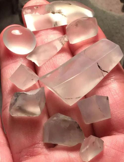 糯种翡翠绿带手镯的简单介绍-第28张图片-翡翠网 糯种翡翠绿带手镯的简单介绍-第28张图片-翡翠网