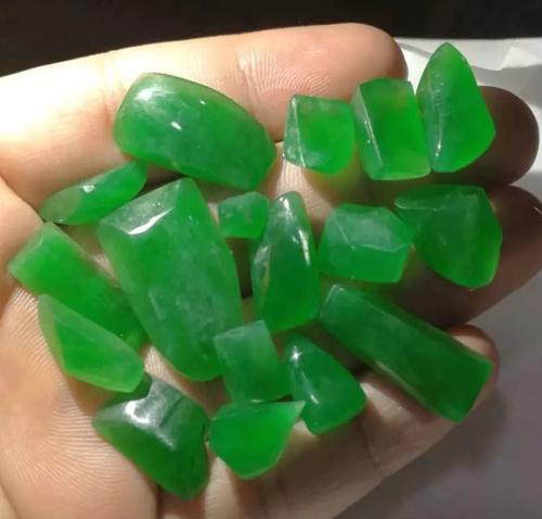 糯种翡翠绿带手镯的简单介绍-第29张图片-翡翠网 糯种翡翠绿带手镯的简单介绍-第29张图片-翡翠网