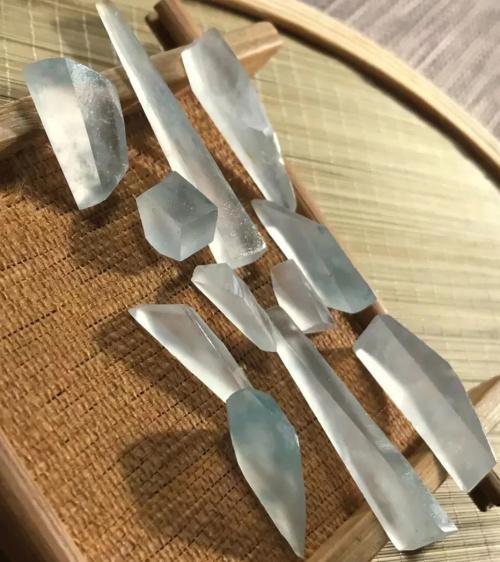 糯种翡翠绿带手镯的简单介绍-第30张图片-翡翠网 糯种翡翠绿带手镯的简单介绍-第30张图片-翡翠网