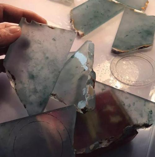 糯种翡翠绿带手镯的简单介绍-第31张图片-翡翠网 糯种翡翠绿带手镯的简单介绍-第31张图片-翡翠网